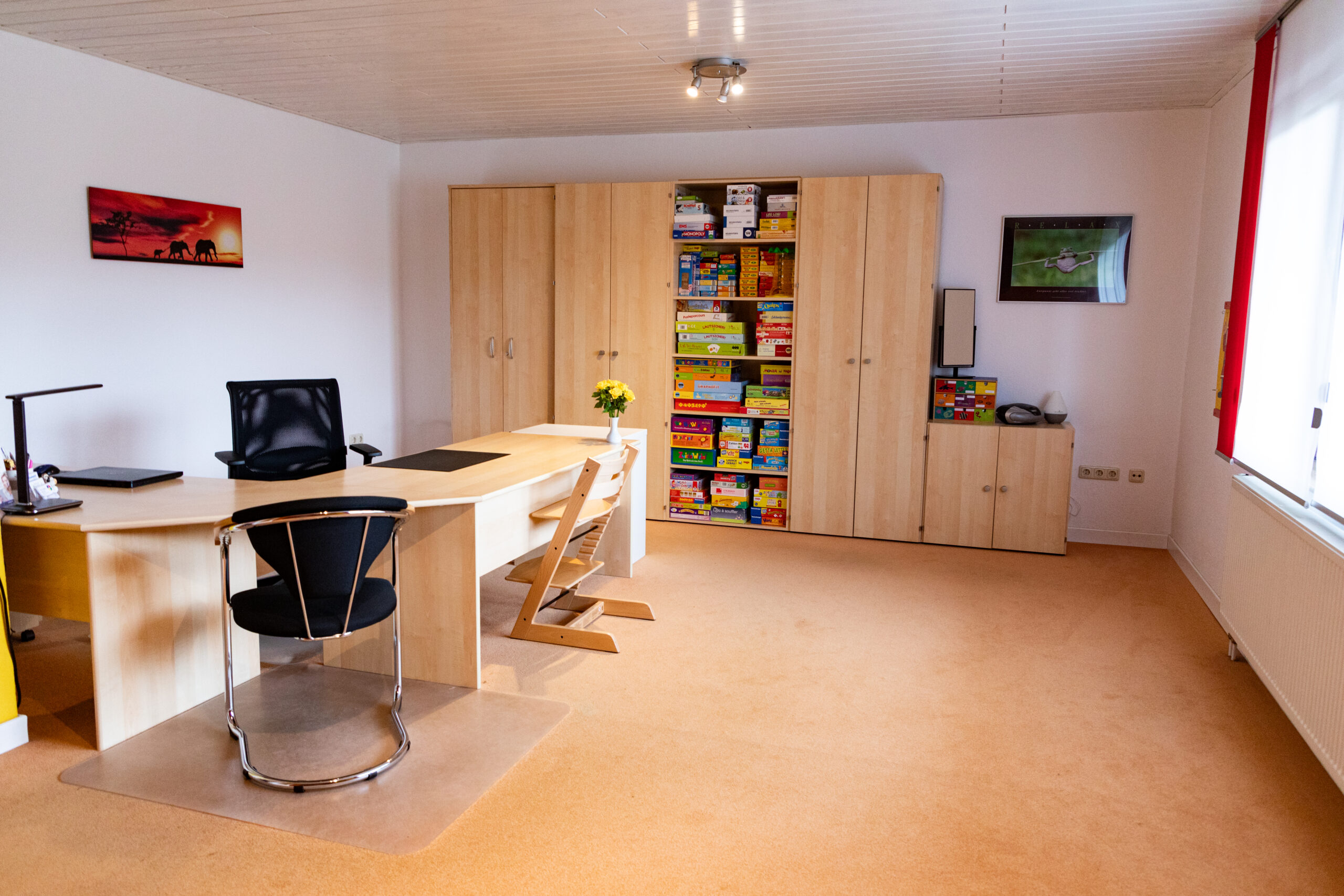 Therapieraum mit Schreibtisch und Materialschrank in der Praxis für Logopädie Blanke